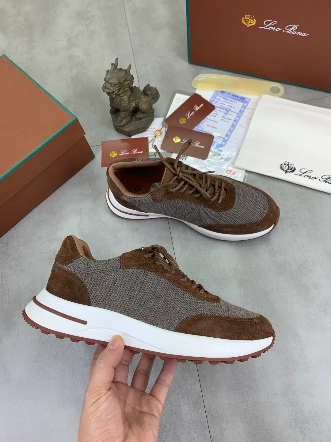 Men's men's shoes 💰P440 New model 💰 The latest casual shoes Loro Piana 💯 Top grade 💯 Buy the original copy 💯 Founded the existing Loro Piana company on April 24, 1924. It is now the sixth generation of family business, providing top quality products to customers who are discerning about taste and quality. Imported original fly woven fabric with cowhide fabric, plain calfskin lining. Hand-sewn thread with cowhide feet. Original packaging. High-end outsole. Size: 38-44 (customized for 45 and 46). 5️⃣ colors available.